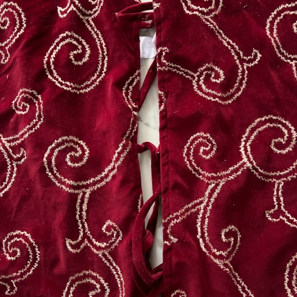 Gorgeous Chestnut Lane Plush Reversible Tree Skirt - Picture 6 of 6